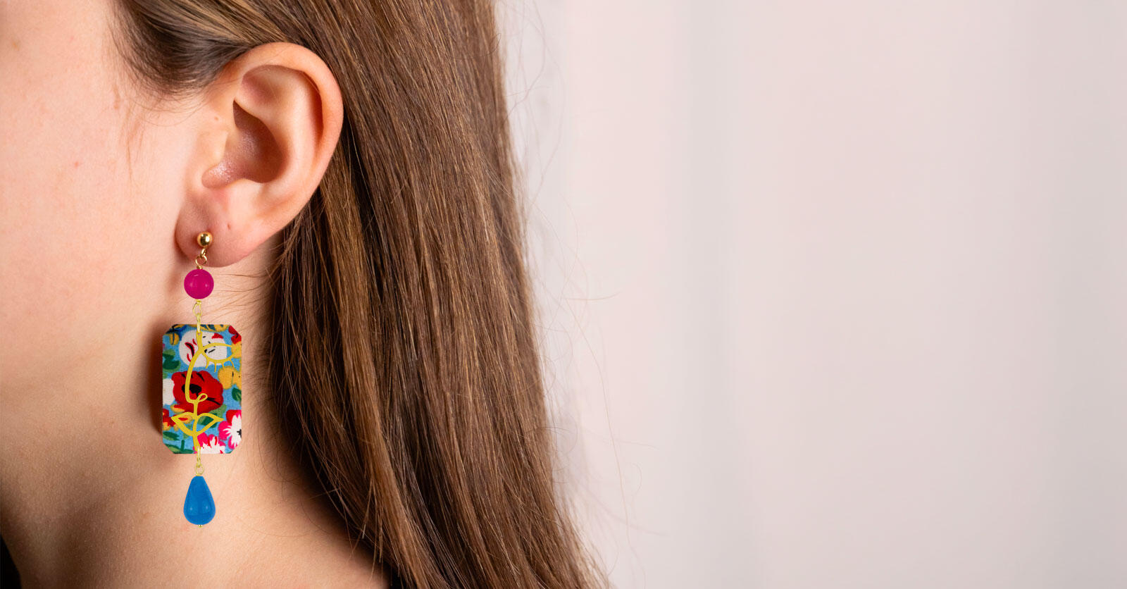 Delicate lines draw feminine faces. Lebole Maison